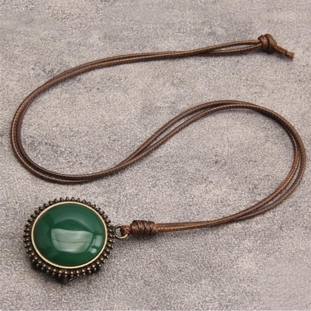 NEW| Women’s Elegant Green Round Faux Leather Retro Pendant Necklace - Picture 2 of 6